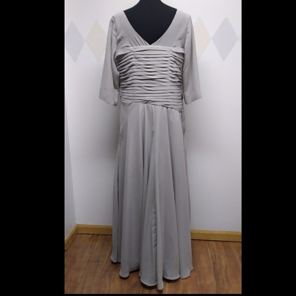 Izilady NWT gown with boning and pleats size 16 - Picture 4 of 15